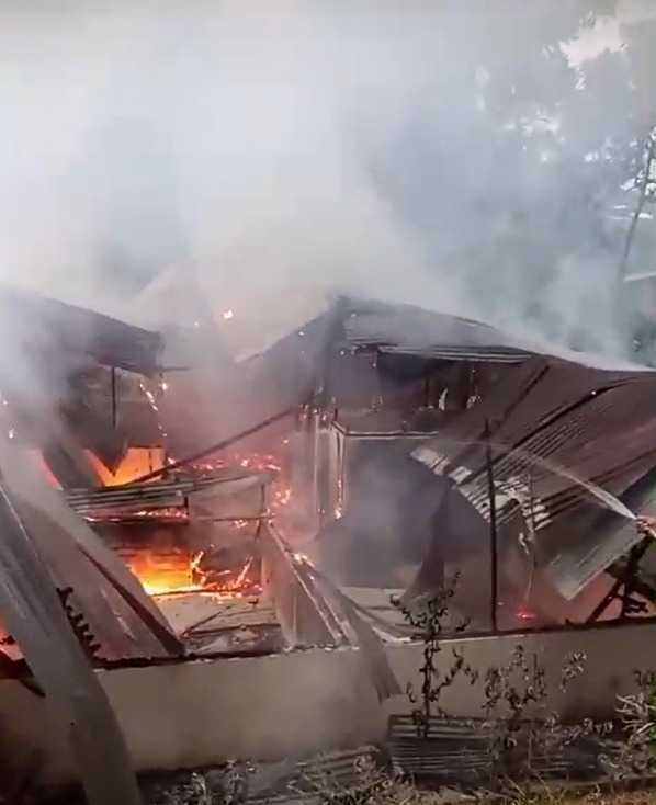 #Urgente Está madrugada se produjo un atentado contra la vivienda de la lideresa awajún Jessica Tsamajain, jefa de la Reserva Comunal Tuntanain. El ataque se produjo un día después de realizado una interdicción en la provincia de Condorcanqui, región Amazonas. 🧵
📷 Sernanp