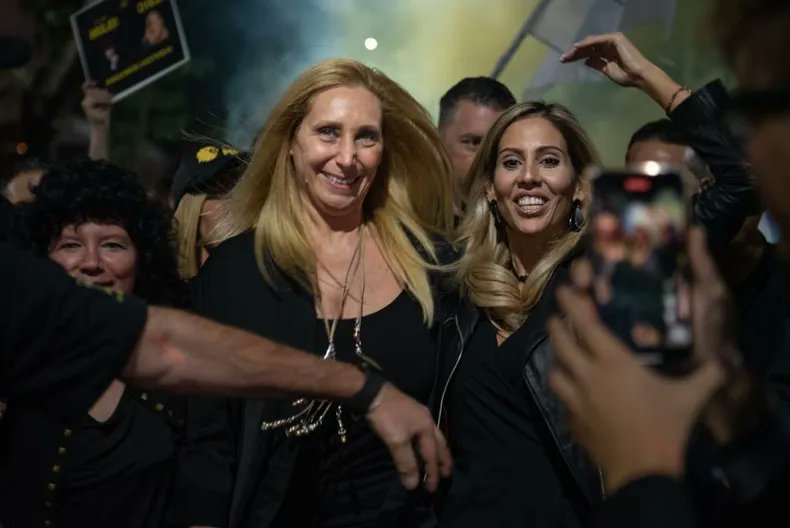 puntoabc's tweet photo. Karina Milei pasó de vender tortas en Instagram a ir a la cena show de Luis Miguel que costaba $1.800.000 . 
Con la nuestra !!! https://t.co/oGL4vYcZq2