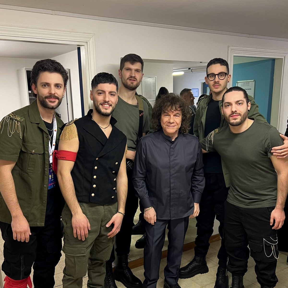 Here with the Maestro (even though he doesn't want to be called that) Riccardo Cocciante. Thank you and Catherine for helping us relieve tension before going on stage and for all the words you have given us. We will jealously cherish those moments. ❤️

#xgiove
#riccardococciante