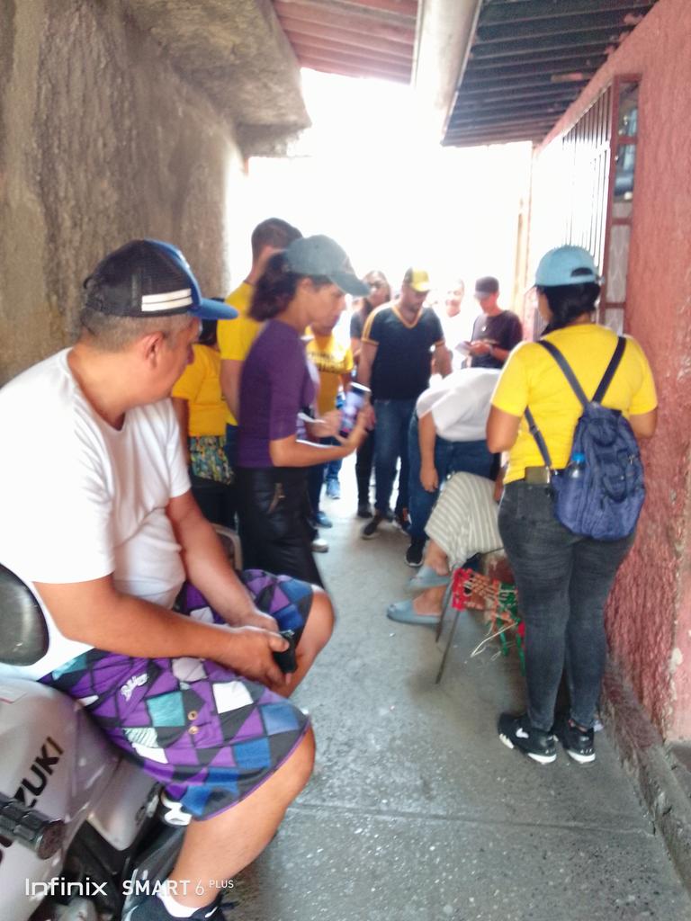 PJCuaUrdaneta's tweet photo. Casa x Casa en los sectores 4 y Fundaeste en Nva. Cúa con la asistencia de la directiva de @PJ_EdoMiranda x el cambio Vzla con @MariaCorinaYA, éste #28deJulio votaremos x el Progreso y el reencuentro de todos los venezolanos @Pr1meroJusticia @ActivismoPJ #600K #24AñosConVzla https://t.co/VSiRCw9eIM