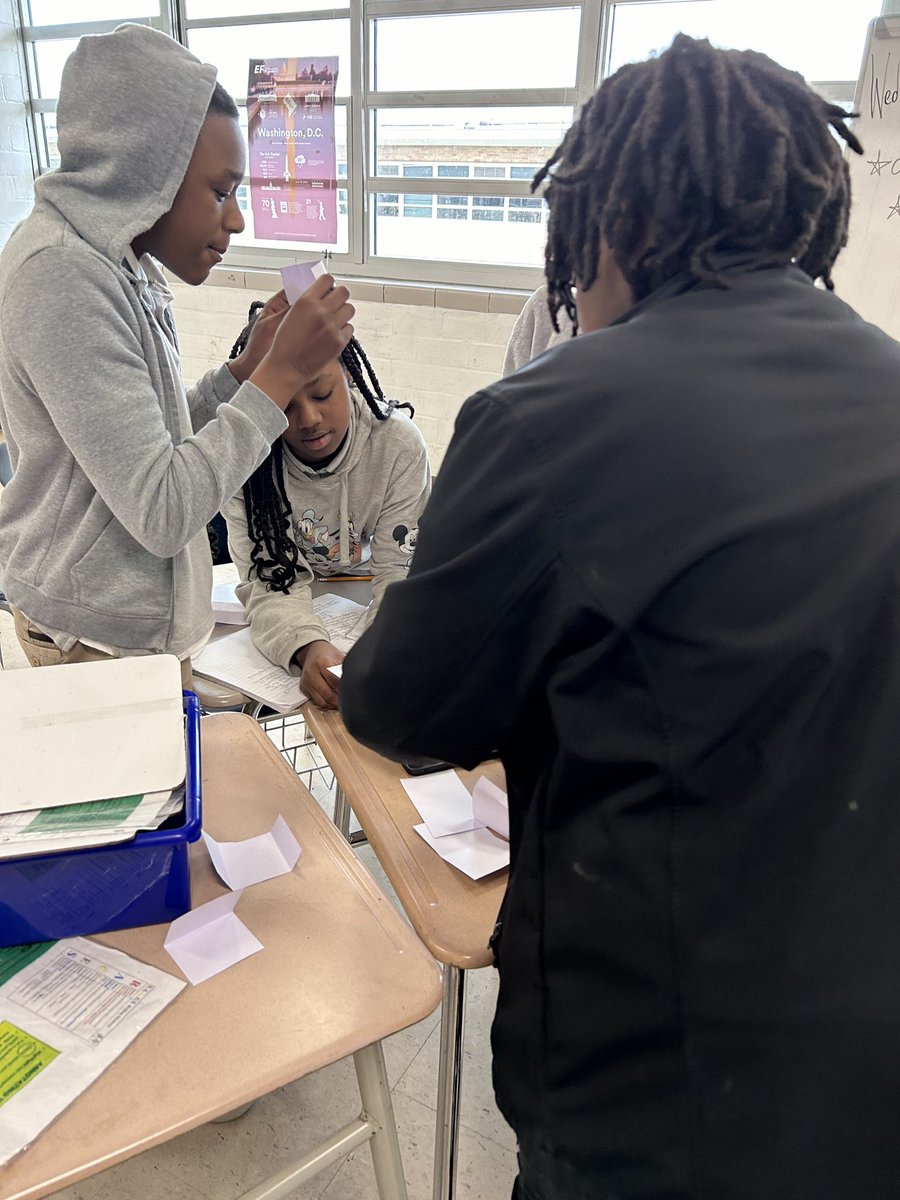 Ms. Geyen’s 7th Grade Art of Thinking class using “Lateral Thinking” as they engage in a cell-tower STEM activity. 📚 @shundramosley24 @HISDNorthDiv