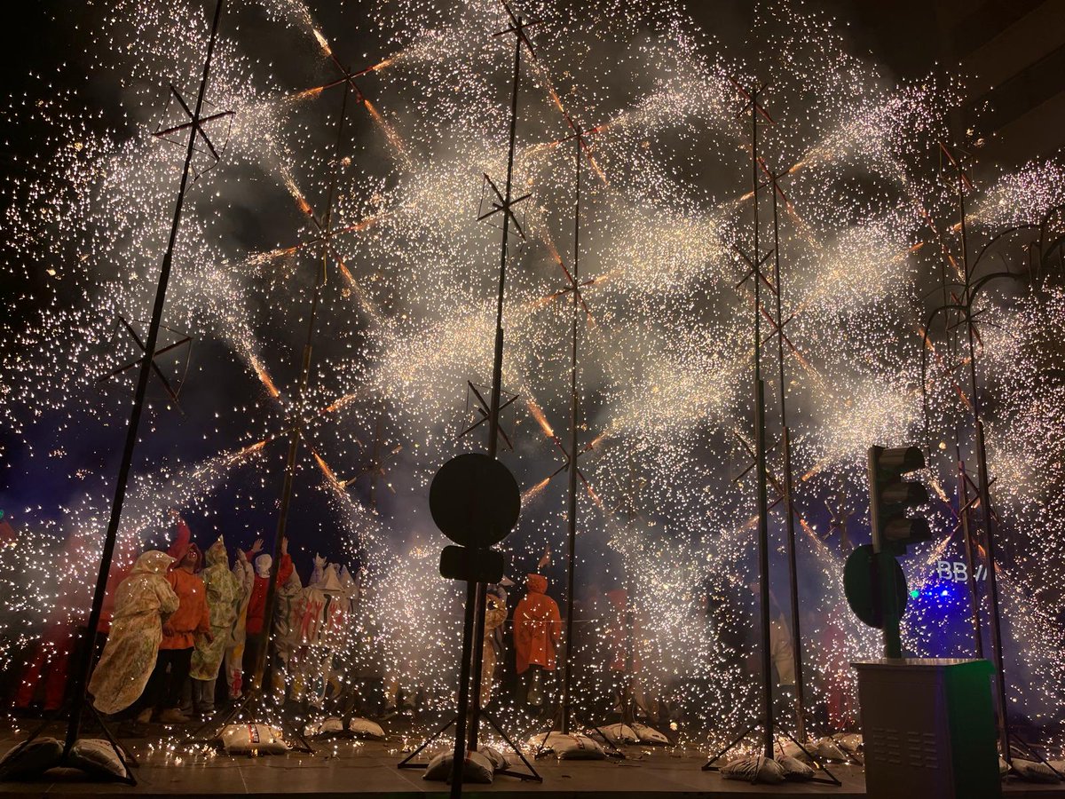 Vuelven los castillos de fuego a  la Magdalena. Después de un tiempo , los espectáculos pirotécnicos nocturnos vuelven a Castellón y estamos orgullosos de participar, junto a Mediterráeo y Pibierzo, en el reencuentro con los aficionados castellonenses. Os gustó la Nit Màgica?