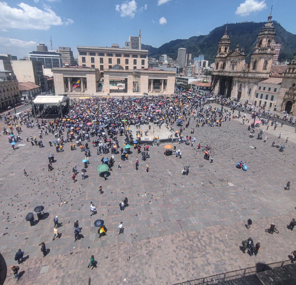 #Bogotá Este es el panorama de la marcha Uribista  en Bogotá,  después de una gran convocatoria la afluencia de personas no fue la esperada en ninguna ciudad del país, aseguran algunos marchantes

#Marcha6M2024 #marchadelasmayorias