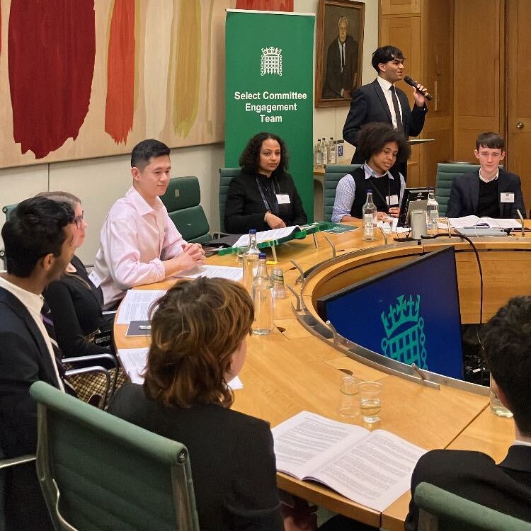 <a href="/DevSharmaMYP/">Dev Sharma</a>, Chair of the Youth Select Committee, opens the launch event at <a href="/UKParliament/">UK Parliament</a>, for the committee's report into the impact of cost of living on young people's health and well-being 🗣️🍏