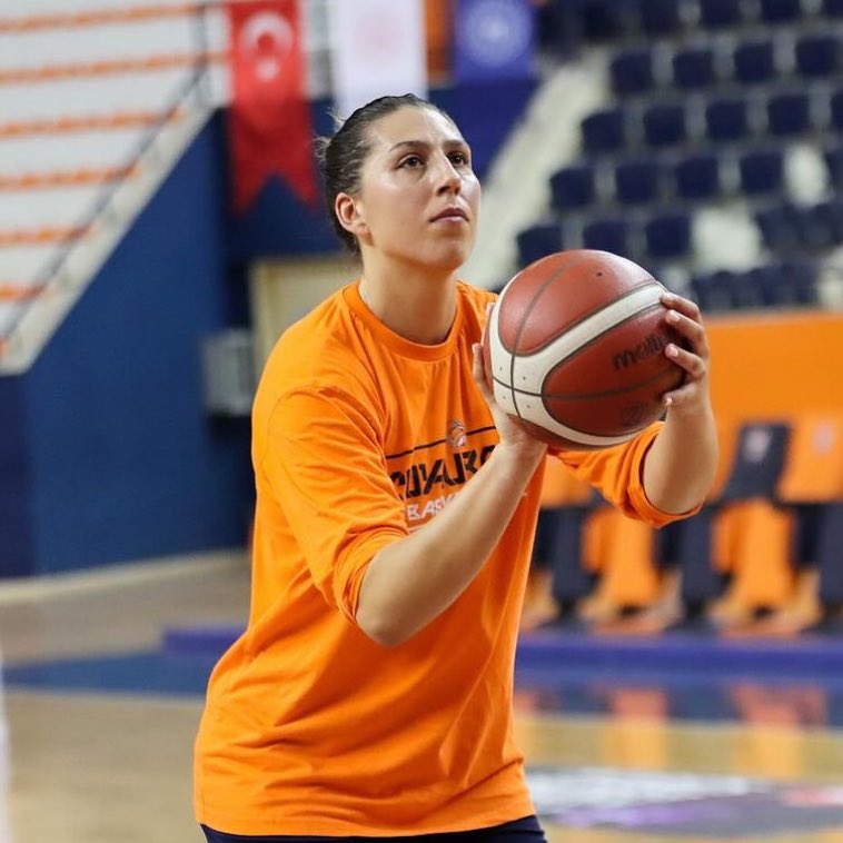 Y si alguien se merece estar en la Final Four, esa es María Araújo.

Partidazo con 12 puntos, 4 rebotes, 2 asistencias, 2 tapones y 19 de valoración.

Enorme.