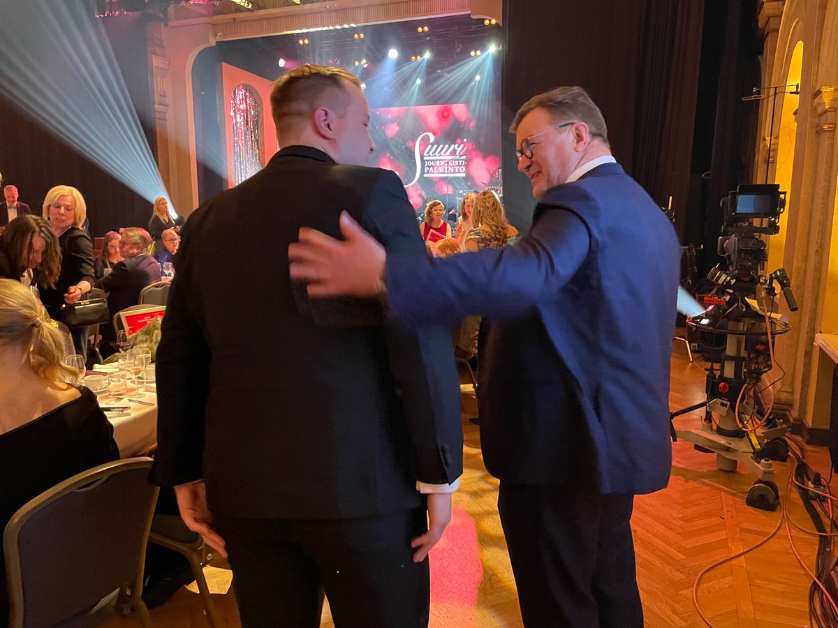 .<a href="/MaasTul/">Maaseudun Tulevaisuus</a> -toimittaja  <a href="/joonasimmo/">Joonas Immonen</a> on huikea kaveri. Vajaa vuosi toimituksessa ja kategoriavoitto journalistigaalassa. Oli suuri ilo olla jakamassa palkintoa tälle poikkeuksellisen lahjakkaalle nuorelle miehelle, joka kaiken muun hyvän lisäksi lisäksi on vielä Huittisista.😀