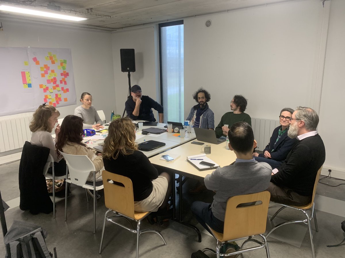 Démarrage de #workshop avec un casting de choix, 🎬 les conférences de Oliver Hamant et d’Antoinette Rouvroy, les six équipes au travail, retrouvez #adieu_au_langage sur erasme.org/Adieu-au-langa…