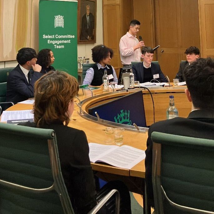 <a href="/DevSharmaMYP/">Dev Sharma</a> <a href="/UKParliament/">UK Parliament</a> Next up, Deputy Chair of the Youth Select Committee Curtis Yip summarises the conclusions of the report - including recommendations on issues like:
🥪Expanding access to nutritious free school meals
🤝Equalising pay &amp; state support
💓Boosting mental health provision
➕...&amp; more