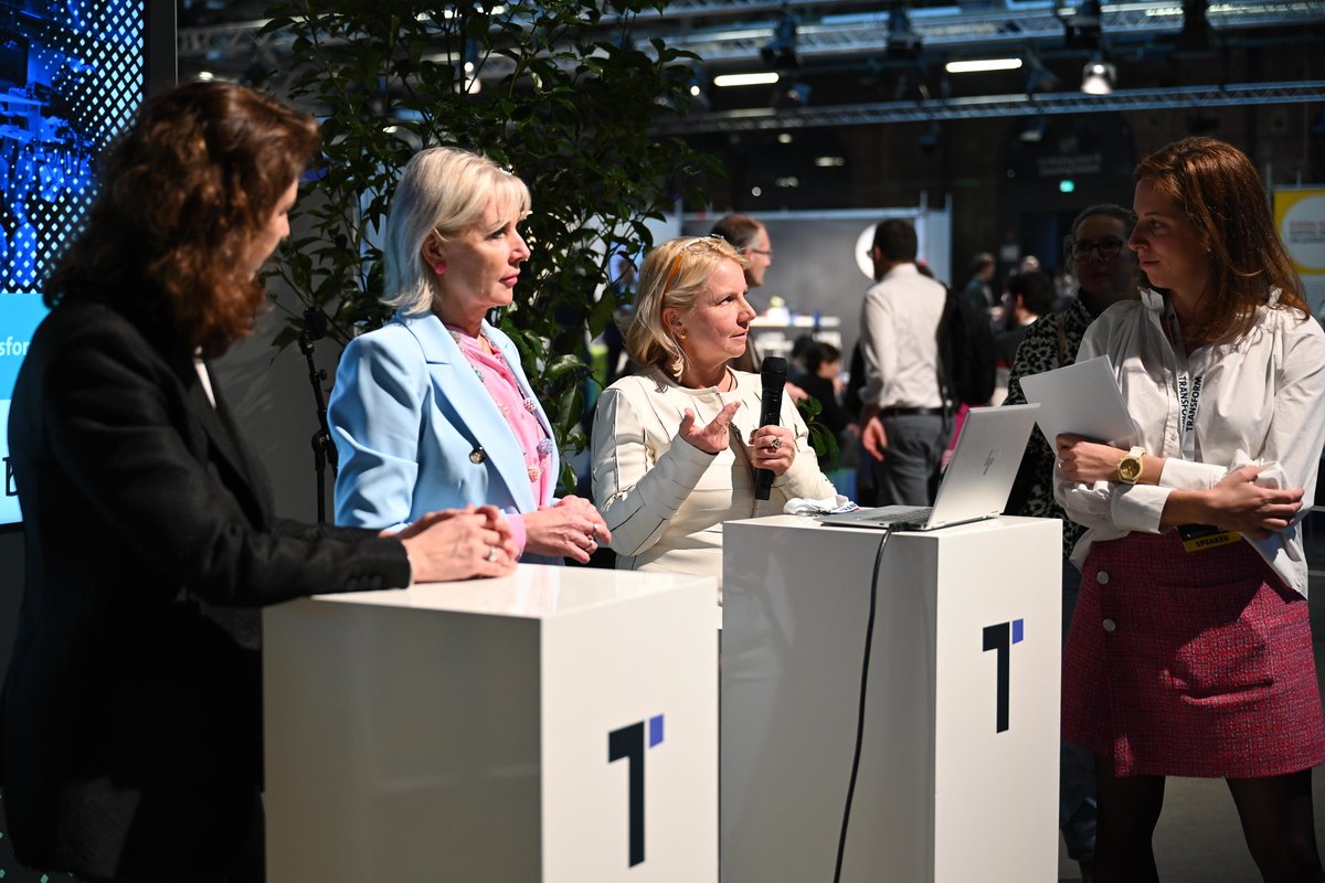 .<a href="/KSinemus/">Kristina Sinemus</a> <a href="/transform_show/">TRANSFORM</a>: Digitale Transformation ist eine unaufhaltsame Kraft, die unsere Gesellschaft neu gestaltet. Frauen spielen dabei entscheidende Rolle. Sie müssen mitgestalten, sonst geschieht #DigitaleTransformation über ihre Köpfe hinweg, an ihren Interessen vorbei.