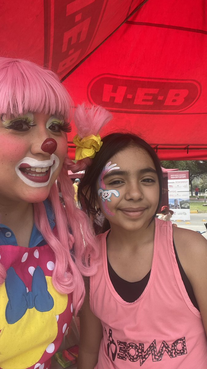Holandapetit's tweet photo. Maquillaje que viene y maquillaje que va con Holanda Petit 🥳 #pintacaritas #facepainting #monterrey https://t.co/BvLH2ZIppP