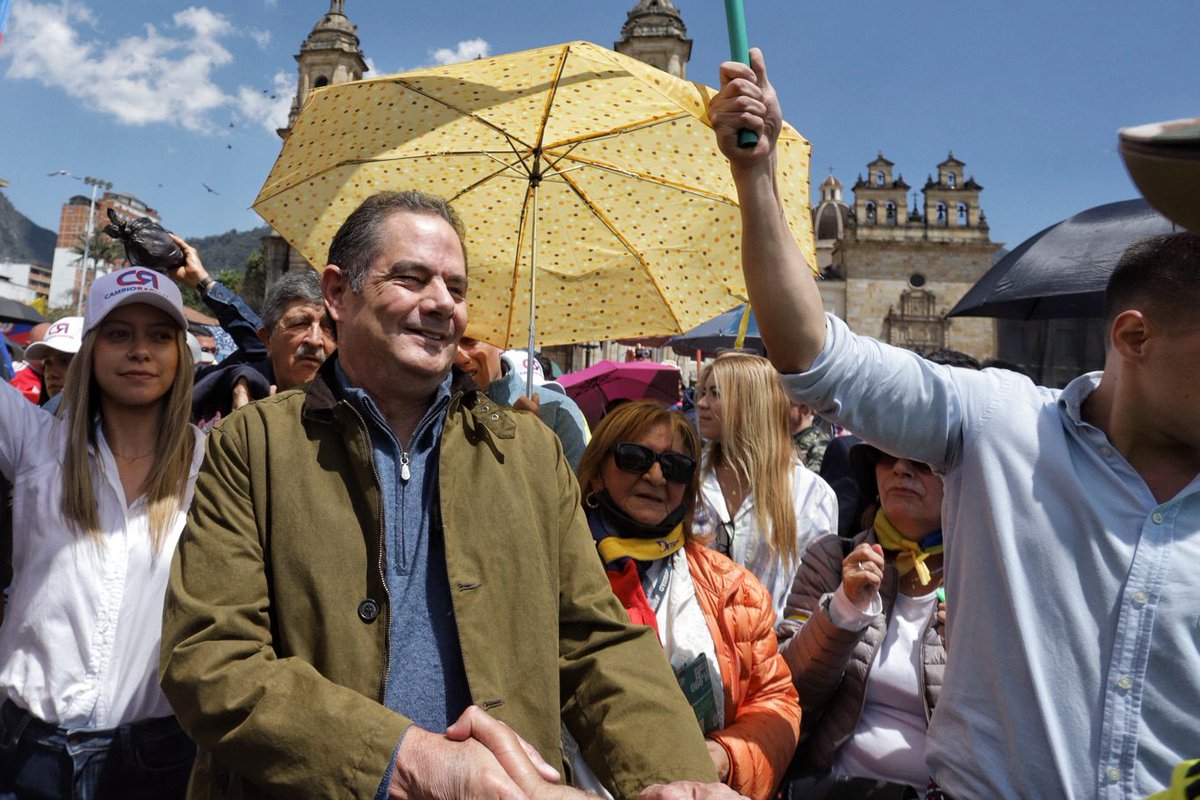 lafm's tweet photo. #ProtestarContra | En Imágenes: el exvicepresidente Germán Vargas Lleras llega a la Plaza de Bolívar, en Bogotá, para la manifestación contra el gobierno de Gustavo Petro.
Fotos: Camila Díaz-RCN Radio https://t.co/r8Es40hs8w