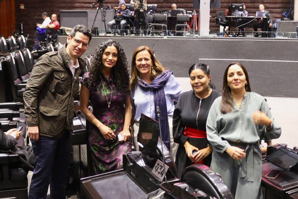 EdnaDiazMx's tweet photo. De manera responsable desde que asumí el cargo de diputada, asisto a cada sesión✅ y en esta recta final de la Legislatura, no será la excepción; con ese compromiso hacia las y los mexicanos, les cuento sobre algunos dictámenes que votamos y aprobamos:
➡️📎https://t.co/cn45GZlPaO https://t.co/j6m2UY9gkO