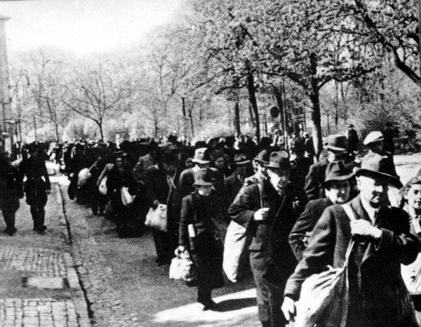 March 6, 1943 | 1,128 Jews (540 men and 588 women and children) arrive in a RSHA transport from Berlin. Following the selection, 389 men and 96 women are admitted to the camp. The other 643 people are gassed to death. Later that day 1,405 Jews arrive from Breslau. 809 are killed.
