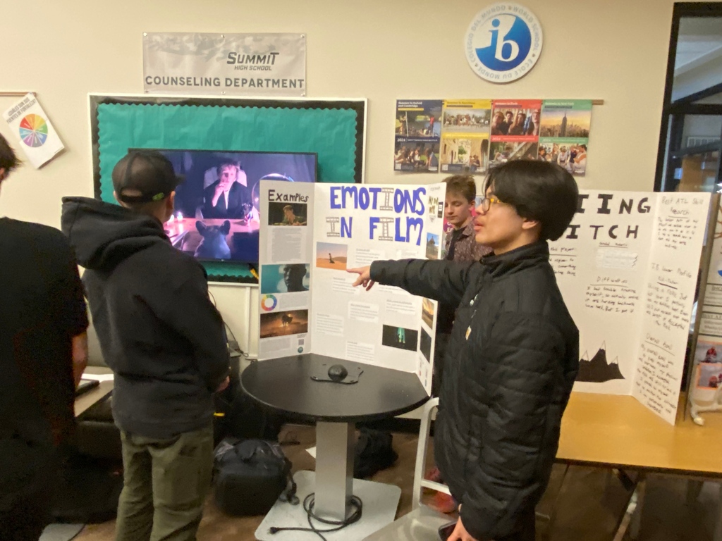 Los alumnos de SHS brillan cuando alinean sus pasiones personales con los rasgos de aprendizaje del IB y hacen una presentación a los miembros de la comunidad y a sus compañeros.