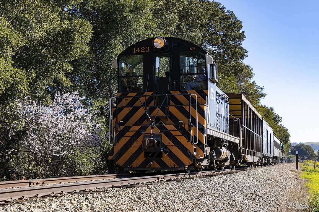 toots4ncry's tweet photo. Historic diesels take charge of our scenic rides this Saturday.   Please come out to see Niles Canyon in all of its splendor on one of our 1.5 hour round-trip rides.  https://t.co/kwfRQgzkQ5 https://t.co/KVJxJVvCKF