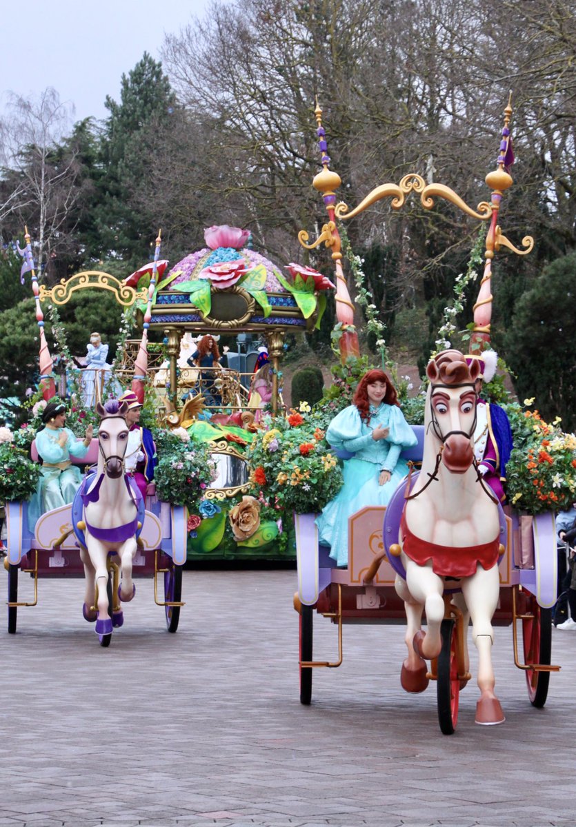 CharactersPBlog's tweet photo. Maleficent dragon float is missing from « Disney Stars On Parade » at the moment! It’s nice to have a bigger Princesses unit with the return of the horses carriages for a couple of days. 👑 ✨ 

#DisneyStarsOnParade #DisneyParks #DisneylandParis #DisneyParade #DisneyPrincesses https://t.co/FohYbHzzwz