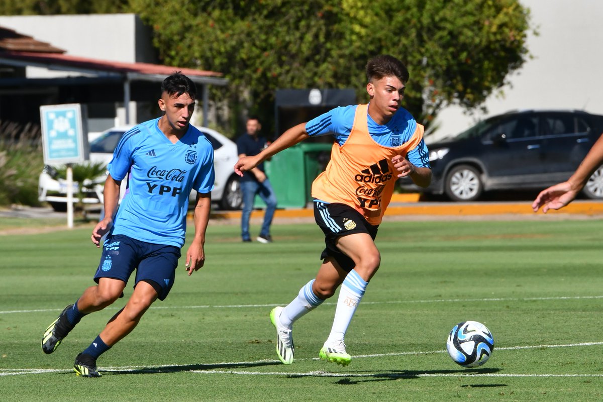 Argentina's tweet image. ✋🤚 Práctica conjunta entre las Selecciones #Sub17 y #Sub20.

Los planteles dirigidos por Placente y Mascherano completaron esta mañana el primer microciclo de trabajo del año con una práctica de fútbol real.

🗞 t.ly/2XC8L

¡Vamos los #Pibes! 💪💪💪