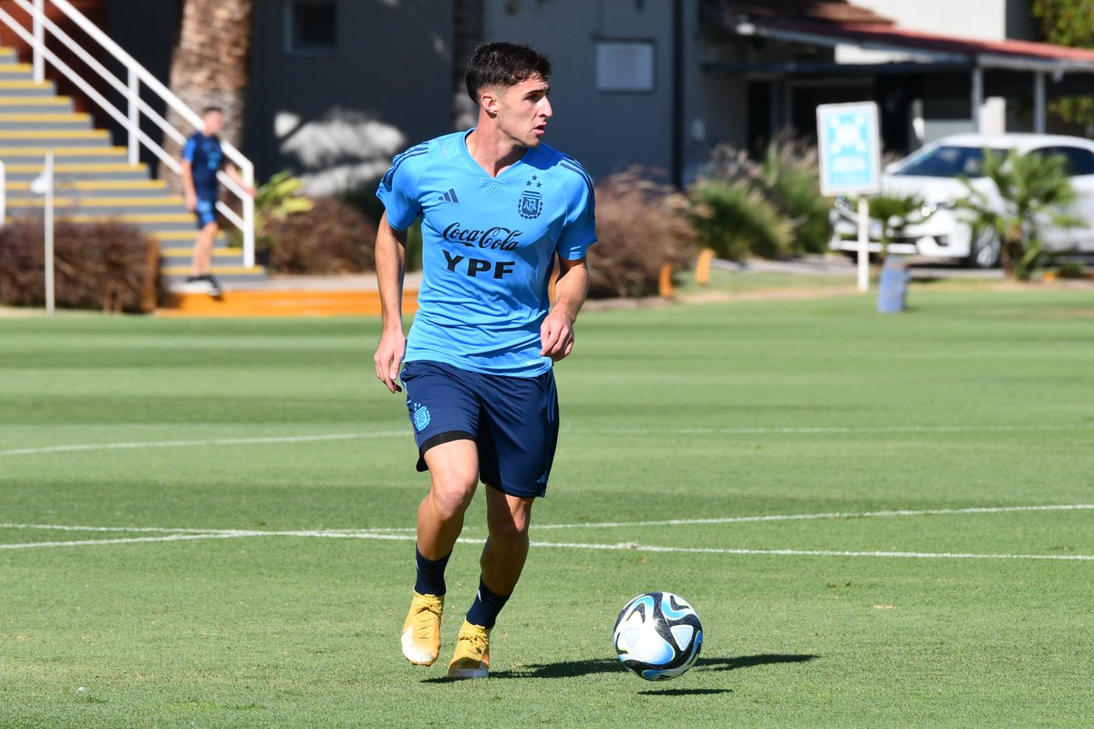 Argentina's tweet image. ✋🤚 Práctica conjunta entre las Selecciones #Sub17 y #Sub20.

Los planteles dirigidos por Placente y Mascherano completaron esta mañana el primer microciclo de trabajo del año con una práctica de fútbol real.

🗞 t.ly/2XC8L

¡Vamos los #Pibes! 💪💪💪