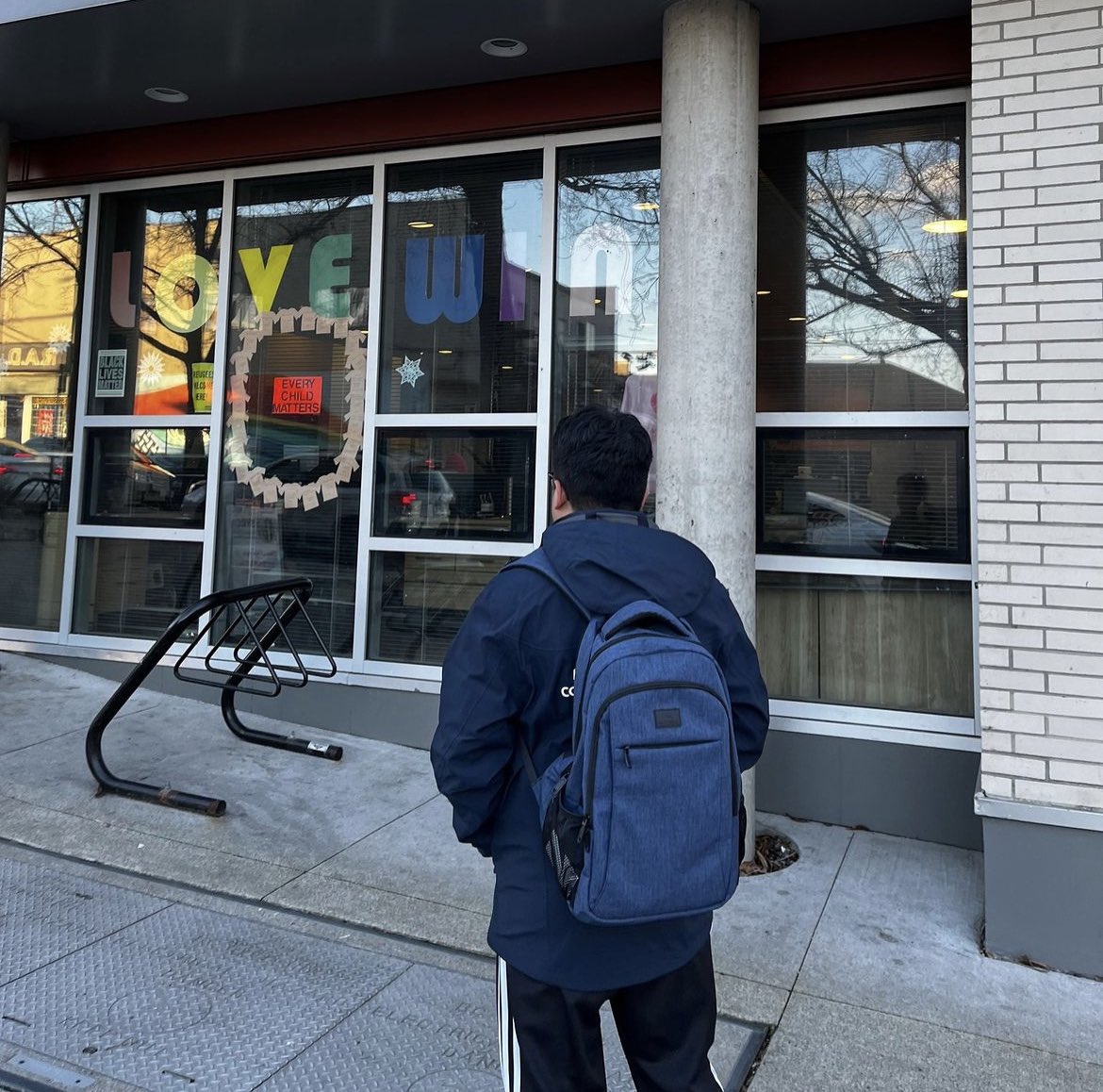Our foot patrol stopped in for a visit to connect with our valued community partners at the Broadway Youth Resource Center - an organization in the heart of Mount Pleasant dedicated to empowering and supporting youth. If you are a youth (13-25)go check them out at 2455 Fraser St