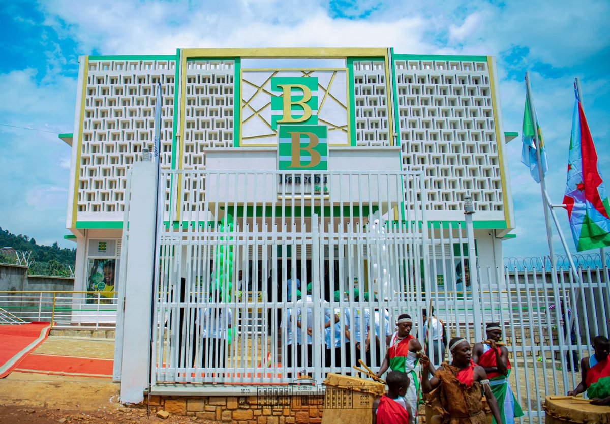 Patriote257's tweet photo. J'aime le fait que les Burundais n'Ă©coutent pas les bĂȘtises des ennemis du pays, ils sont occupĂ©s Ă construire notre pays.
Il s'agit de l'agence de la #BANCOBU dans la Commune d'#Isale. Cette agence est ouverte là -bas juste pour soutenir le développement de la population d'Isale https://t.co/zhmZfwLkbI
