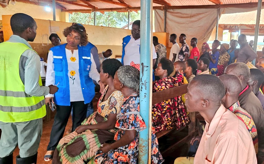 Finding sustainable solutions that empower refugees to live their lives in dignity and peace is a core part of our work at @UNHCRTanzania. Today, together with the Governments of Tanzania and Burundi, and our partners, we helped 587 refugees in 🇹🇿 voluntarily return to Burundi.