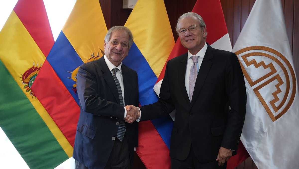 ComunidadAndina's tweet photo. Comercio regional, integración digital, cooperación en materia estadística y otros ámbitos de interés común, fueron los temas abordados en la reunión entre el Secretario General de la #ComunidadAndina, @GutierrezReinel y el Secretario General de @ALADI_SG, Sergio Abreu. https://t.co/YMVp5uJjPZ