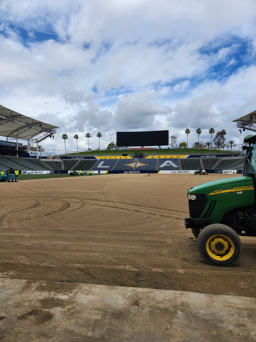 @BarkshireLaser has the grade dialed in and @WestCoastTurf is laying down some beautiful sod. @dignityhealthsp @LAGalaxy
