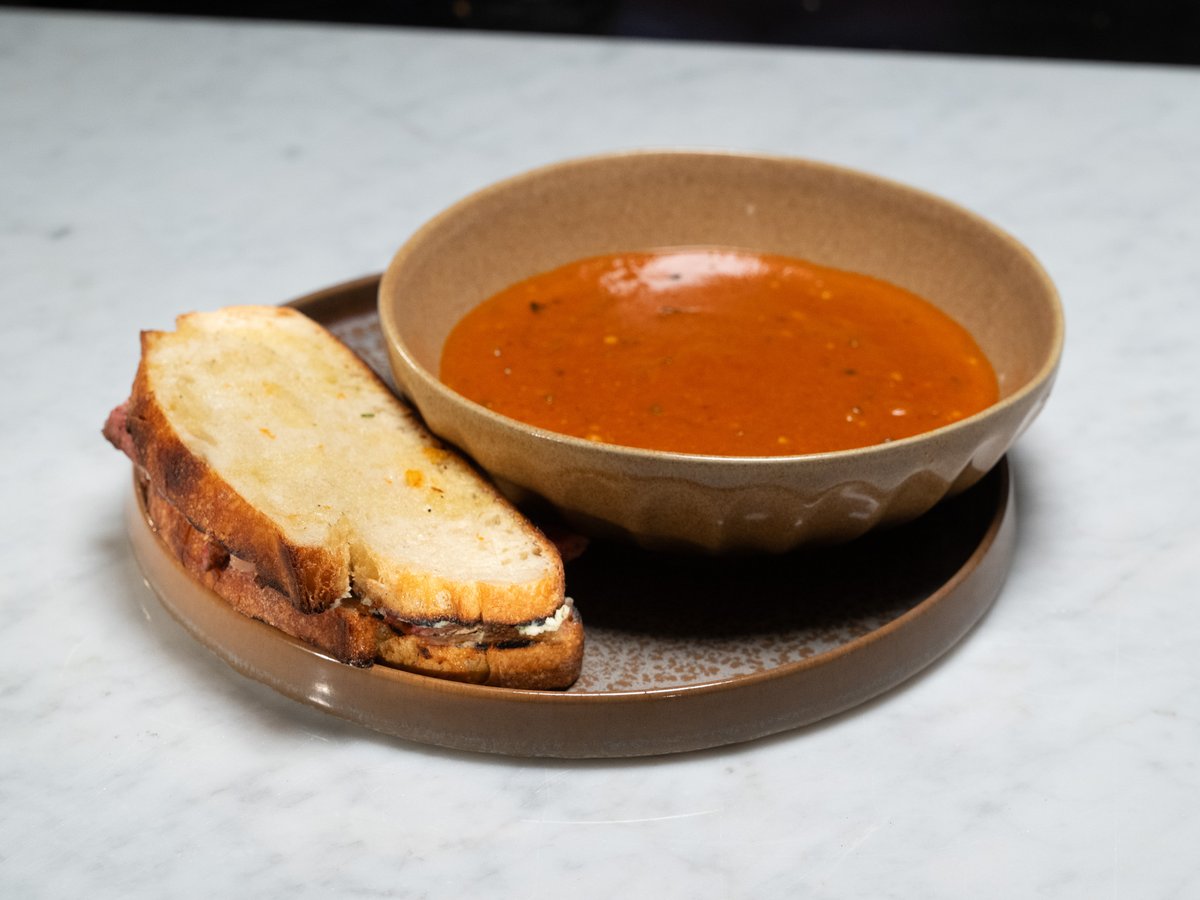 .@JetTila, <a href="/EddieJackson/">Eddie Jackson</a> and @ChefVietPham mean business, especially when it could cost them their own money 💰 Can you tell which chef made which dish? 👀

Catch the series premiere of #WildcardKitchen > Tuesday @ 9|8c ❤️‍🔥