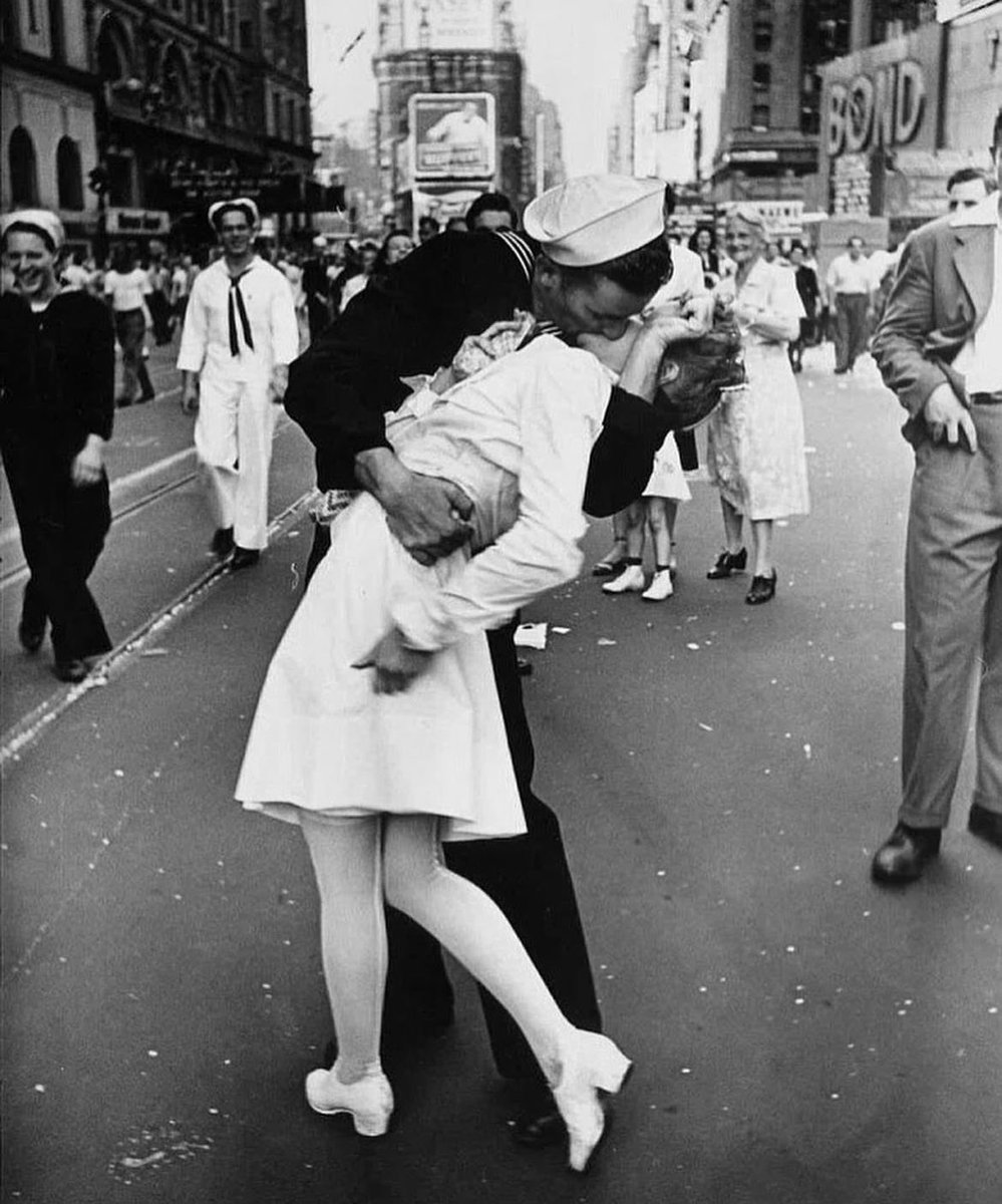 L'amour est tellement irrationnel. Il surgira peut-être de nulle part pour te tomber dessus. Demain, qui sait ?

             _🖋Haruki Murakami

                                  ✨

Alfred Eisenstaedt (New York, 1945)
