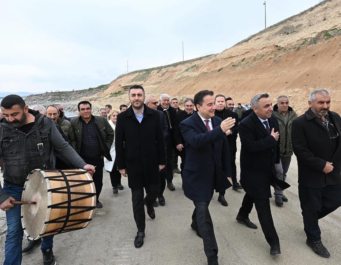 Veysel Güler (@veyselgulerr62) on Twitter photo Sayın Genel Başkanımız <a href="/alibabacan/">Ali Babacan</a> ile birlikte bugüne kadar hiç bir Genel Başkanın gitmediği Tuncelimizin değerli ilçesi Çemişgezek’teydik.
Tüm halkımıza gösterdikleri ilgi için çok teşekkür ederiz. Sayın Genel Başkanımız <a href="/alibabacan/">Ali Babacan</a> ile birlikte bugüne kadar hiç bir Genel Başkanın gitmediği Tuncelimizin değerli ilçesi Çemişgezek’teydik.
Tüm halkımıza gösterdikleri ilgi için çok teşekkür ederiz.