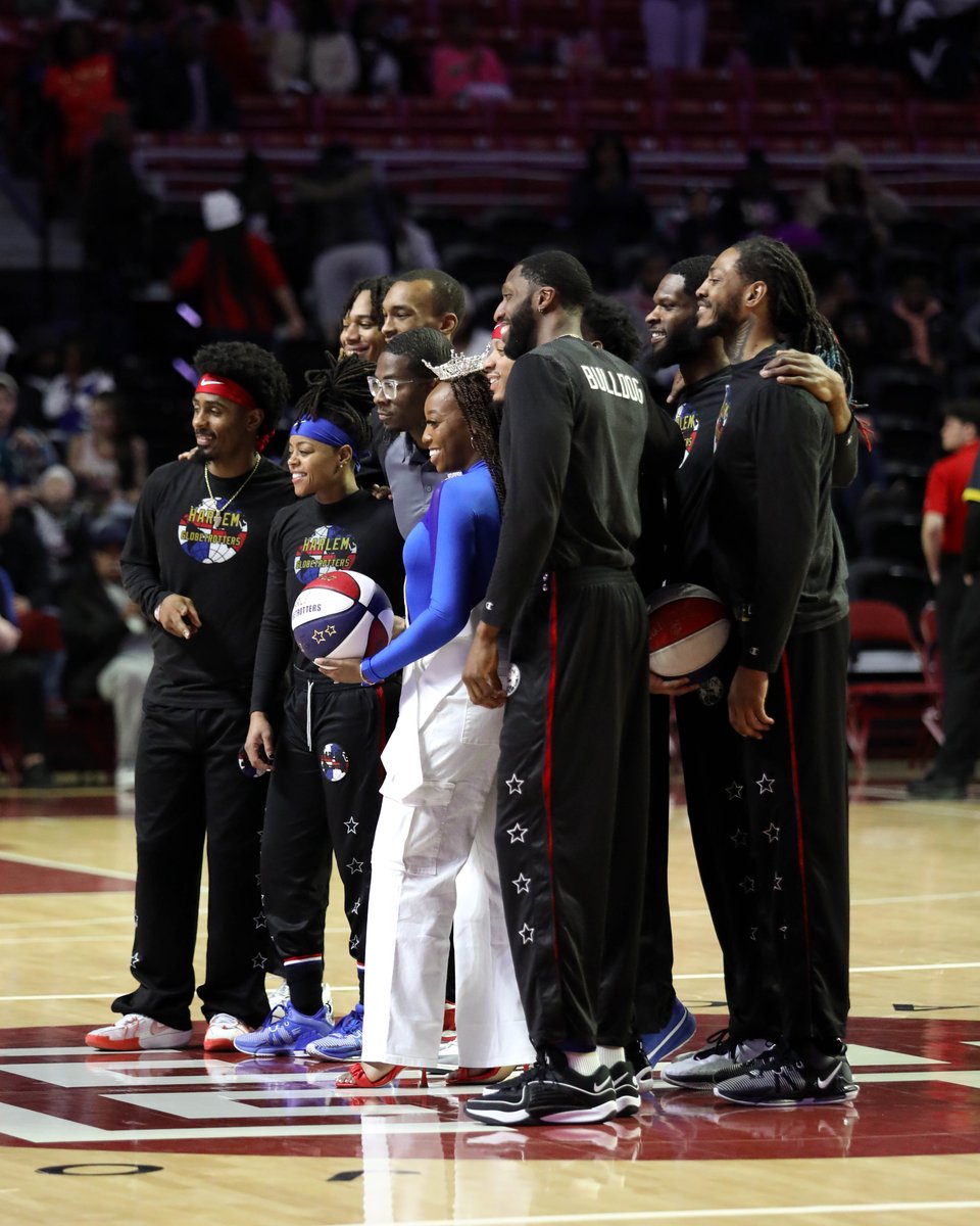 It's always a good day when @Globies are in the building! #GlobetrotterNation showed up with ENERGY on Thursday 🏀🔥 📸: Ashleigh Lake
