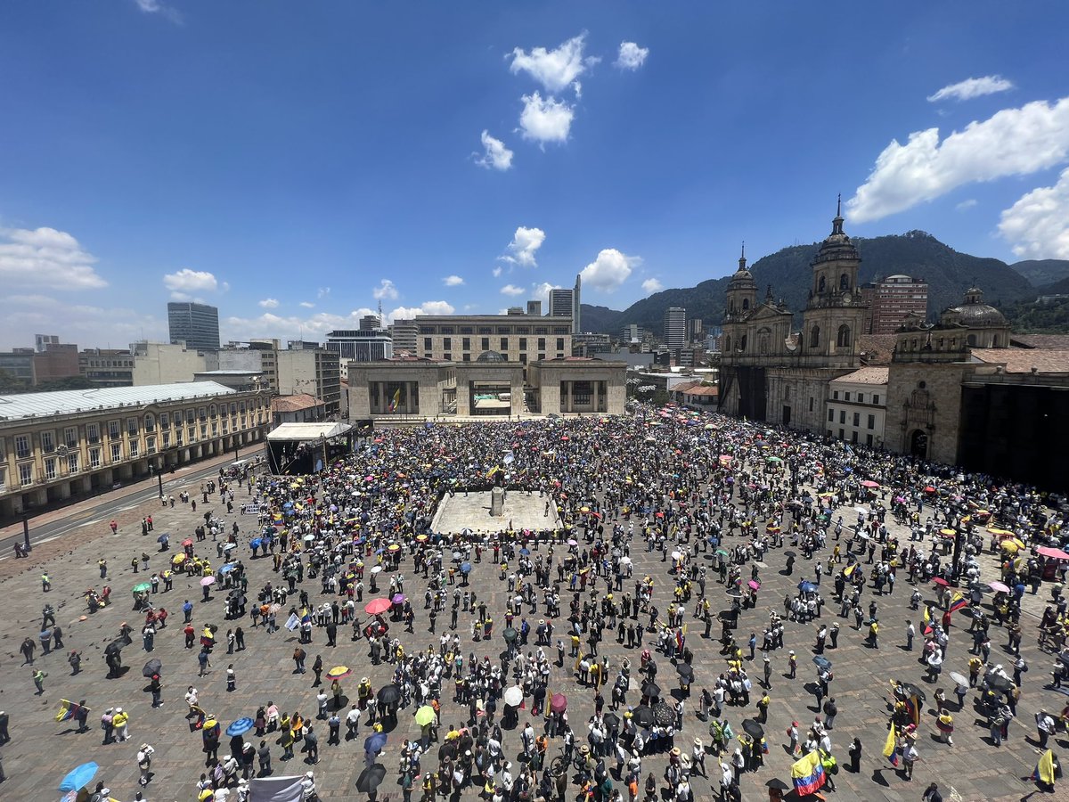 La marcha de la oposición fue un fracaso total. Cualquier cosa diferente que digan medios tradicionales, Cambio Radical, el Centro Democrático, Polo Polo y Cabal son puras falacias.

Plaza de Bolívar ni al 20% de capacidad.