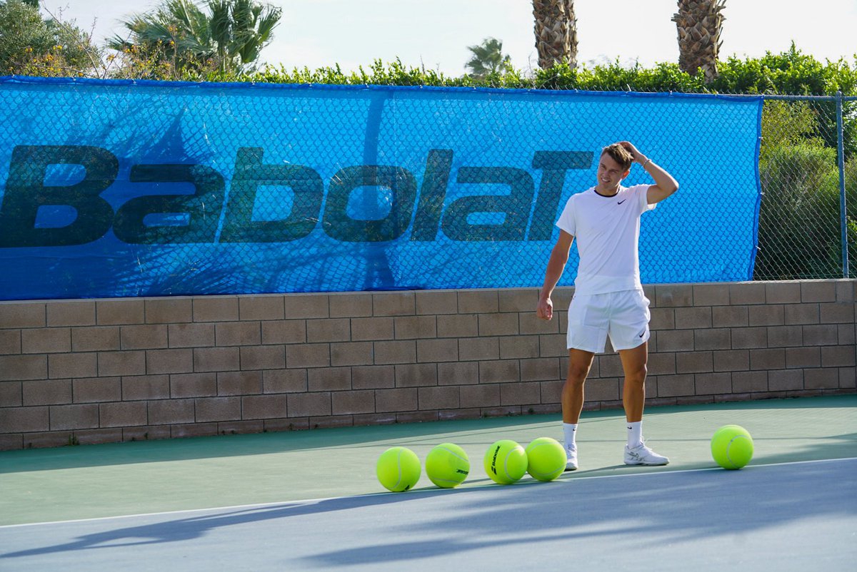 holgerrune2003's tweet photo. Turning a photo shooting into a lot of fun with @babolat https://t.co/rvdVuC57x3