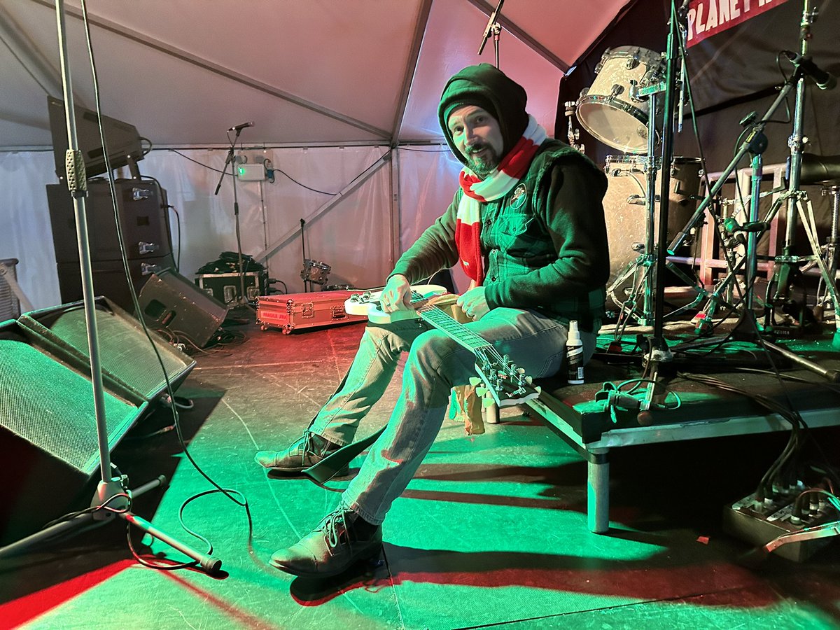 Love this lonely pic of Stu cleaning his @gibsonguitar SG as he does religiously after every single show… here it’s just after headlining the second stage at @PlanetRockRadio RockStock back in December… What an incredible night that was!!🖤🤘 whiteravendown.com #WRD