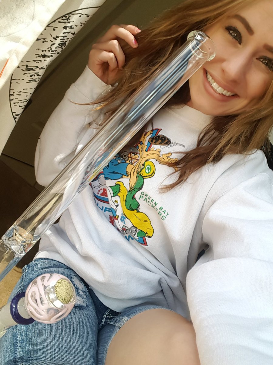 mizzrawrri's tweet image. Cheers to 420 followers 🤘🏼 
#StonerFam #bongrips #staylifted #stonernation #smokeweed #ThankYou #puffpuffpass