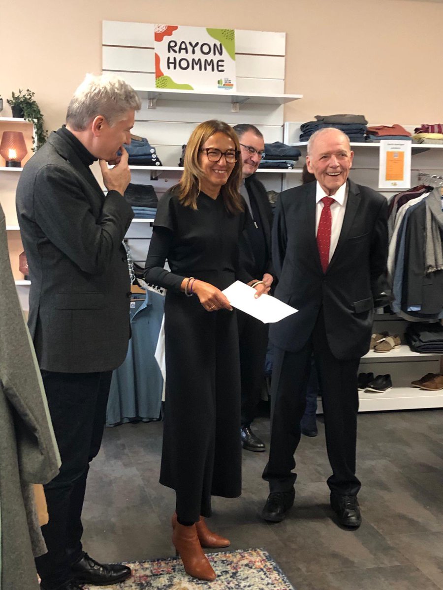 Inauguration d'une boutique solidaire à Créteil: fruit d'une collaboration entre le lycée Léon Blum et Emmaüs. Félicitations à tous les acteurs impliqués ! #excellenceVP #Emmaüs  #académie Créteil