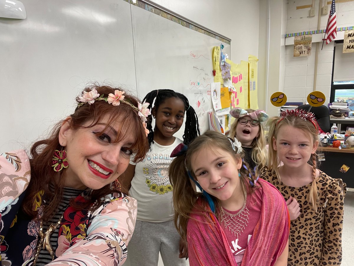 MTL_CS_Depetris's tweet photo. Read Across America Week with dressing like your (former) teacher and Wacky Wednesday!❤️
#CSTogetherIsBetter
#ThirdGradeThinkers
#YearOfDetermination https://t.co/cKaY9LwjJz
