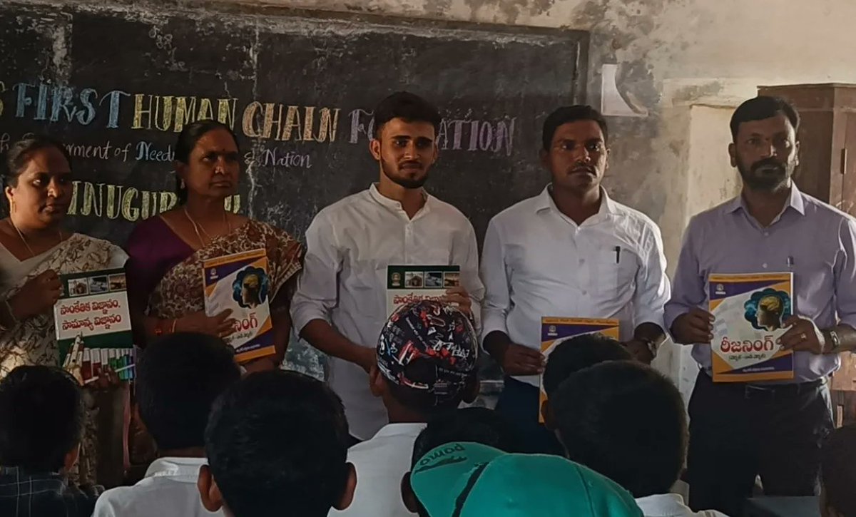 yashwanth_6's tweet photo. Had an incredible time promoting literacy and sustainability at Inugurthy ZPHS! 📚🌳 #PositiveImpacts #CommunityEngagement https://t.co/Z4la9haqZa