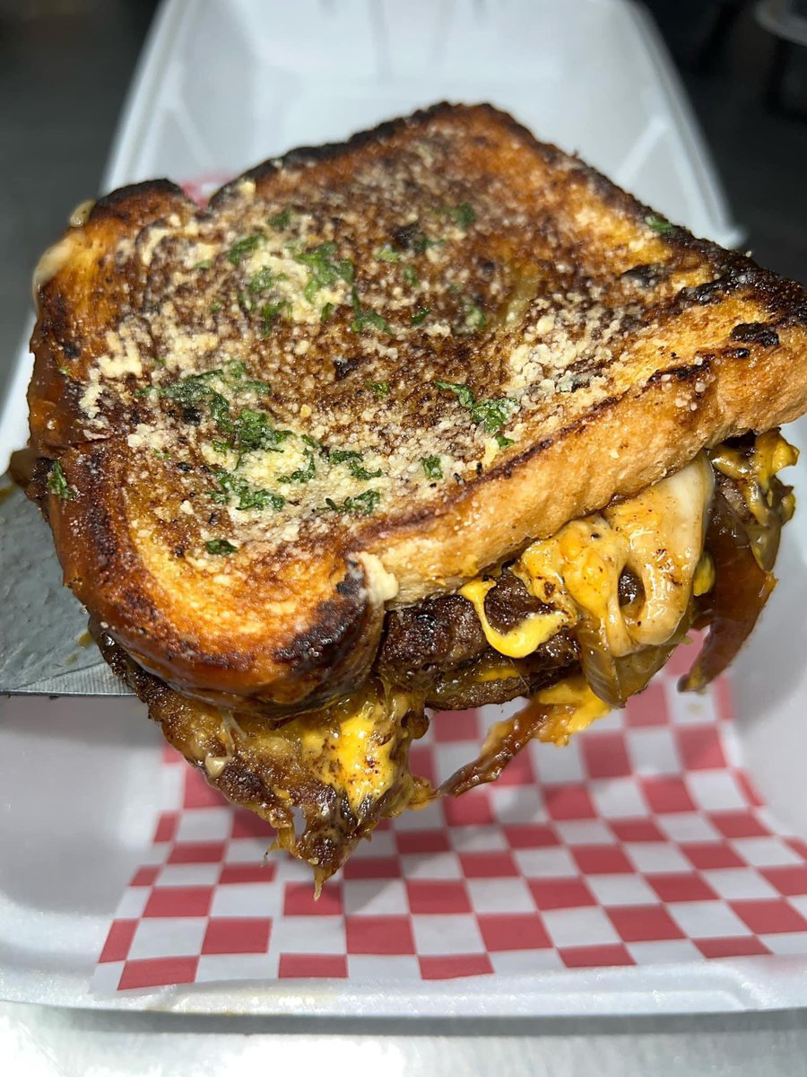 SAUEBLACKFOODIE's tweet photo. Garlic Parmesan Butter Grilled Cheese Burger 🍔

📍EDK &amp; Catering | Florence, South Carolina https://t.co/lXQXysjdps
