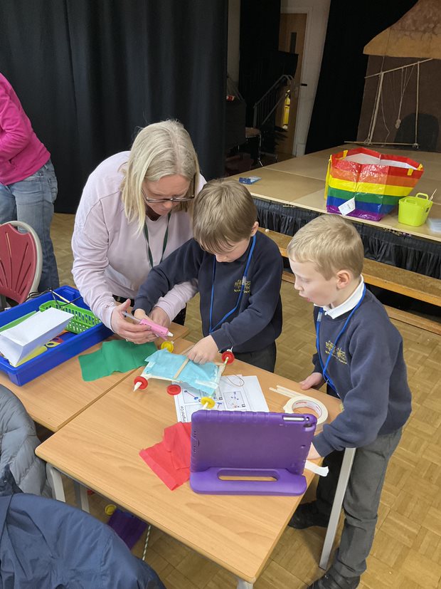 Boyne Hill Infants & Eton Wick First School showcased their engineering skills at Highfield School for Girls as they propelled their ideas with precision in the sling-shot car competition. #EngineeringCompetition #STEM #FutureEngineers @boynehillinfants @etonwickschool