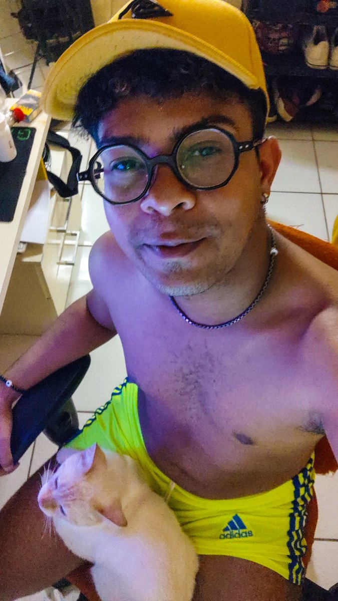 Mr_Guto's tweet photo. E o homeoffice é como?! #emcasa #gateiro #gatinho https://t.co/ayisCZPu7C