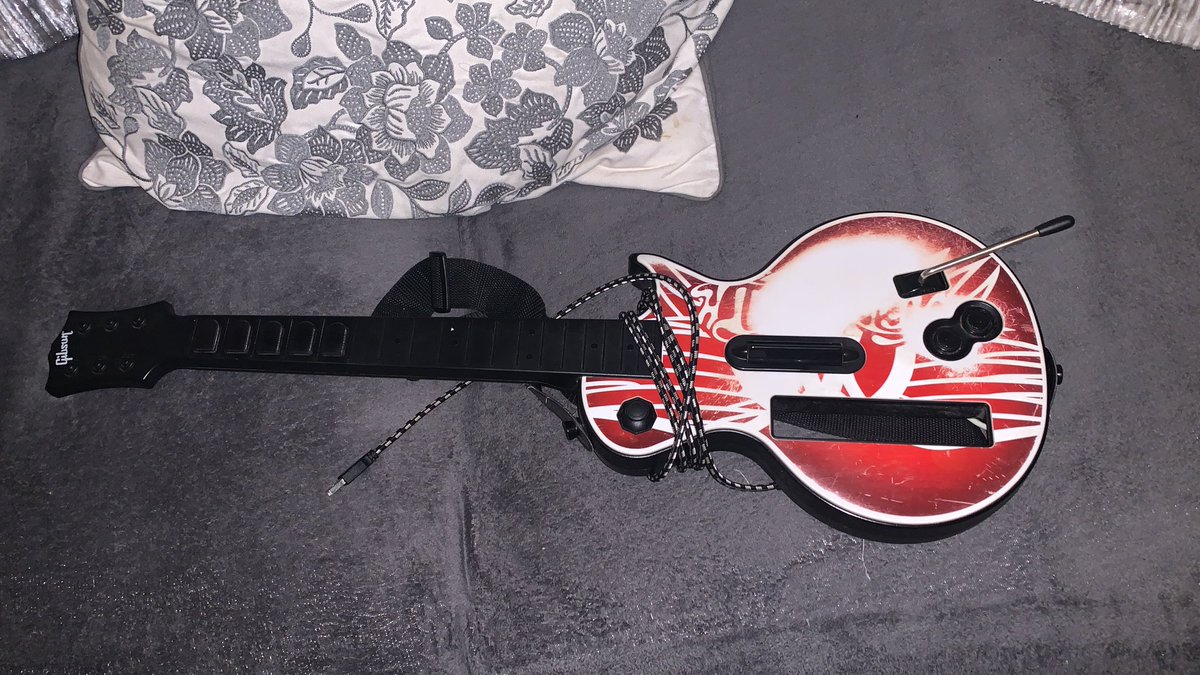 jrsightread's tweet photo. I have a mechanical fret les Paul which hasn’t seen much love the last few months, this is a brilliant guitar by @KatanaMods and around 3 years old but still in great condition, sad to see it go but it deserves to be played more. Open to offers ❤️🙌. DM’s responses only please. https://t.co/pnVNGIfBTB