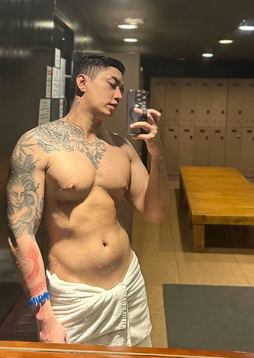 chickenalffredo's tweet photo. Sarap lang mag lakad ng hubot hubad sa mga korean spas nahiya ang towel off tuesday ng Fahrenheit kasi dim lights sila eh dito putok lahat ng ilaw kitang kita mga pedeng kainin hahaha anyway kinain pwet ko tas nilamutak nila dede ko pati ang  tete ayun lang goodnyt!!!ubos pera😂 https://t.co/RU84xU2r8Y