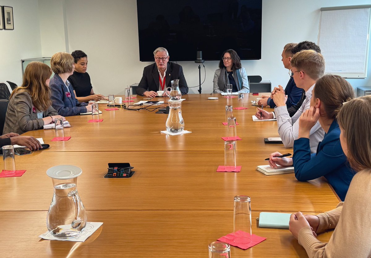 It was a pleasure hosting the clever minds from @CofC for a discussion on diplomacy, exploring key aspects of pursuing a diplomatic career, and highlighting scientific and economic ties between🇨🇭🇺🇸. Thank you for an engaging conversation and for visiting the Embassy.
