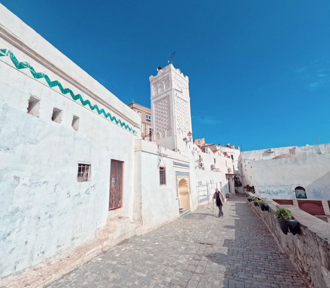 's tweet image. Mosquée Sidi Ramdane, dans la mythique #Casbah d'Alger... Elle est la plus ancienne mosquée d'#Alger, construite au Xe siècle, pendant le règne de #Bologhine Ibn Ziri (dynastie algérienne des Zirides) 🇩🇿 

#الجزائر 
#Algerie