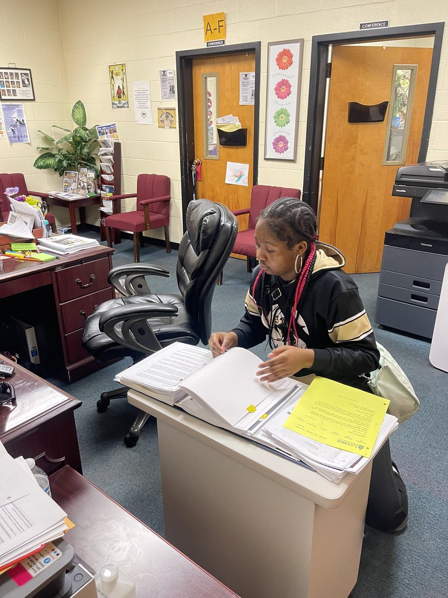 DMiller3374's tweet photo. It’s Job Shadowing Day @FairfieldMiddle! Big thanks to @GESTigersSC @KMES_Tigers @FESstingrays @fctc_fairfield @FCHSGriffins Transportation Dept.  For your support!! #careerdevelopment #jobshadow #ourfutureisbright https://t.co/C1v1xzF0dX