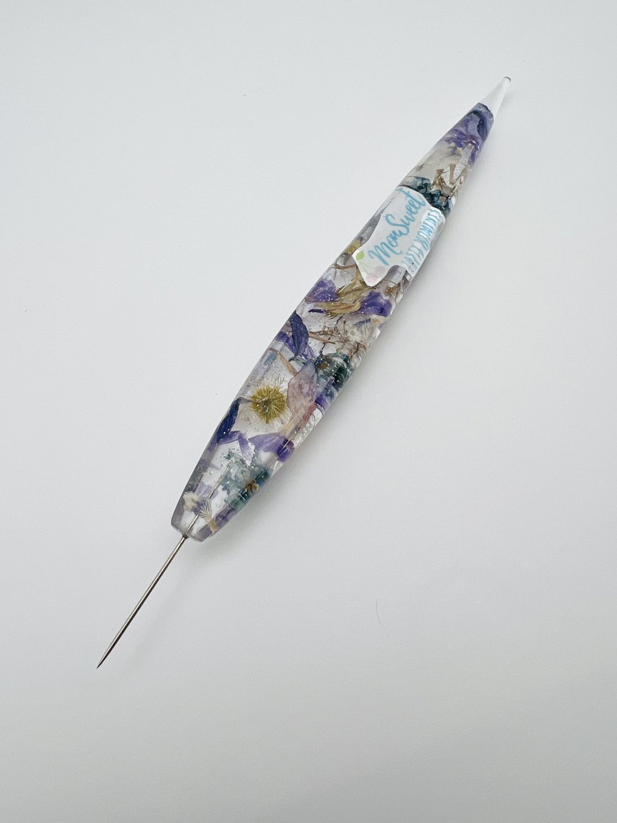 ZaoNecklaces's tweet image. This custom cookie decorating needle tool pen thing has real flowers.