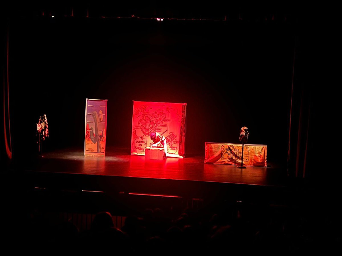 CeipPinoduero's tweet photo. Esta mañana teatro en inglés con Forum Theatre &amp; Education.Tres fantásticas obras que han encantado al público: “Bug's Stories” para Infantil; The King, the Dragon &amp; the Princess” para 1º, 2º y 3er curso y Wild,Wild West para 4º, 5º y 6º curso. @educacyl @Hoy_Libro https://t.co/LSnFnuumAm