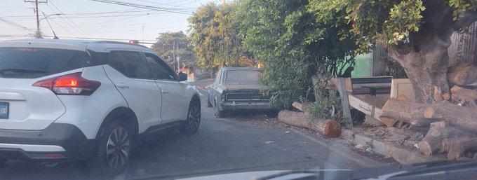 #TraficoSV Usuarios reportan vehículo abandonado sobre la intersección  de la avenida Bernal y calle Zacamil frente a las carnitas Mama Chuz, obstaculizando la circulación en la zona.
<a href="/PNCSV/">PNC El Salvador</a> <a href="/VMTElSalvador/">VMT</a>