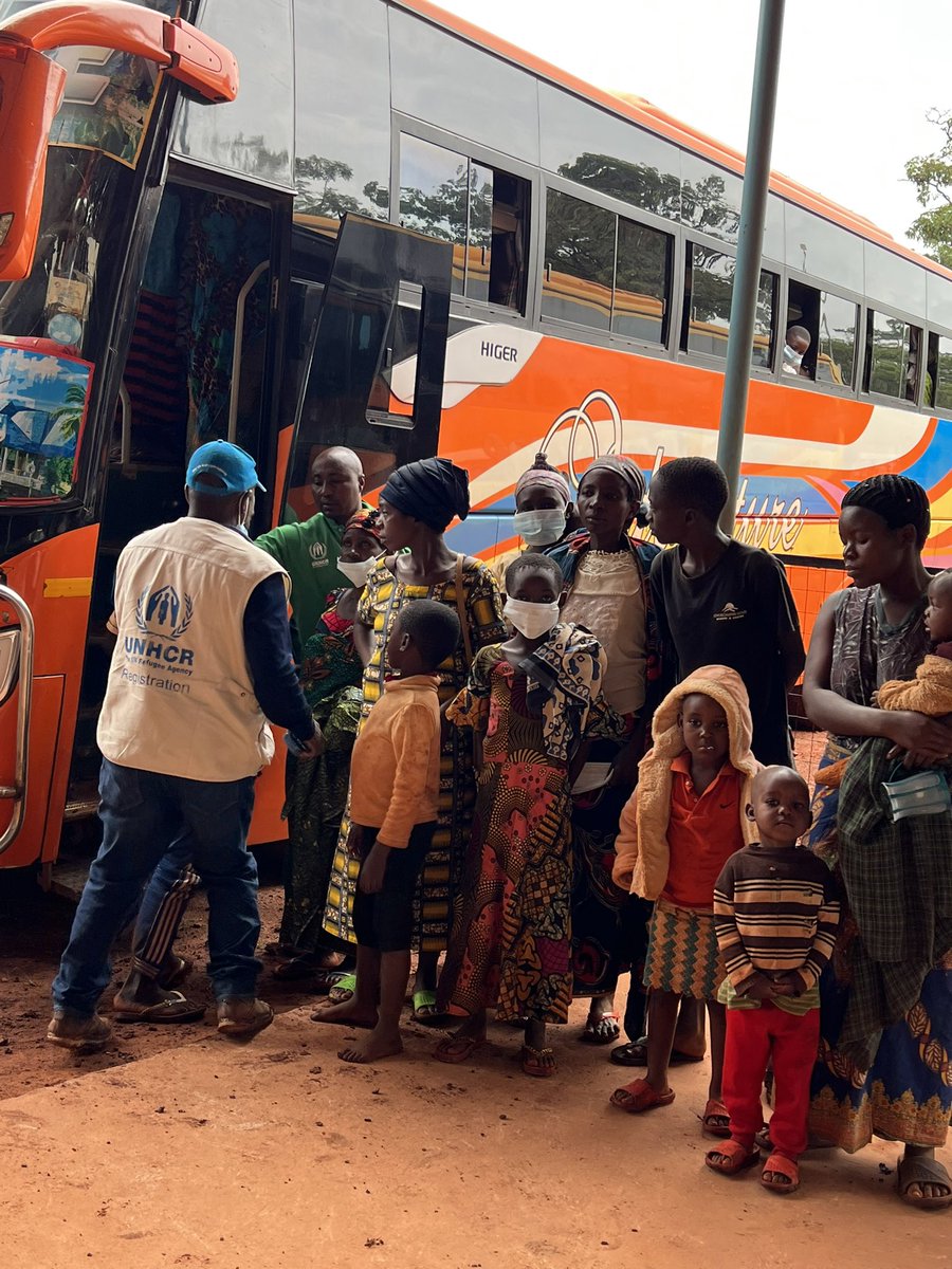 Today 587 Burundians returned to their country of origin in safety and dignity. UNHCR is committed to supporting voluntary repatriation in Tanzania🙏🏾.